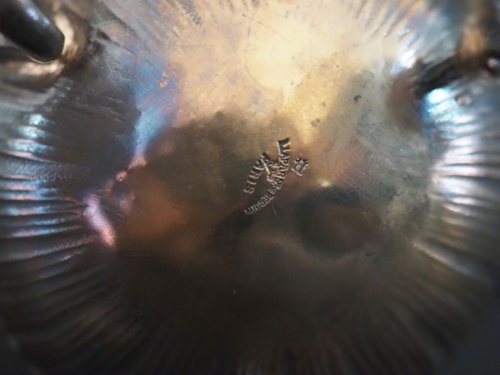 Petite verseuse tripodes de style Louis XVI en argent 925, poinçon Min