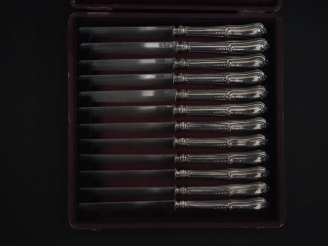 Vente aux enchères Suite de douze couteaux à fruit de style louis XV lame argent 925, poi