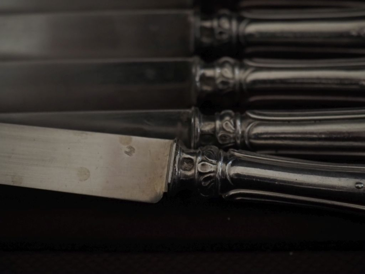 Suite de douze couteaux à fruit de style louis XV lame argent 925, poi