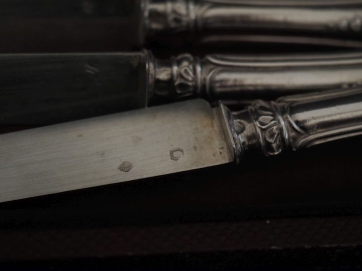 Suite de douze couteaux à fruit de style louis XV lame argent 925, poi