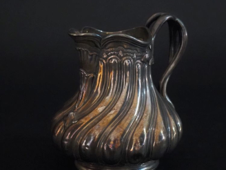 Vente aux enchères Pot à lait de style Louis XV en argent 925, poinçon Minerve, àd écor d