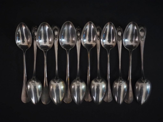Vente aux enchères Suite de douze petites cuillères de style Louis XVI en argent 925, poi