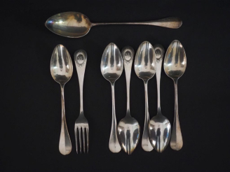 Vente aux enchères Ensemble comprenant une cuillère à ragoût, un grand couvert et cinq gr