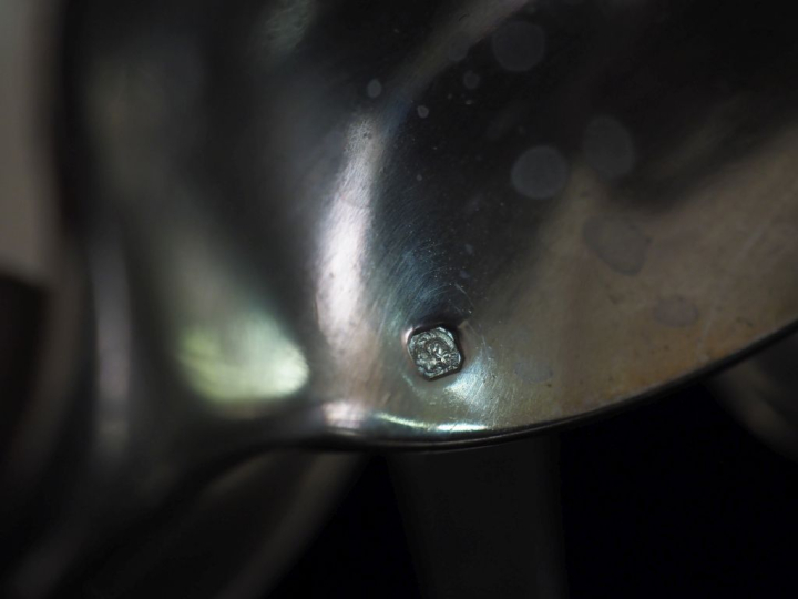 Ensemble comprenant une cuillère à ragoût, un grand couvert et cinq gr