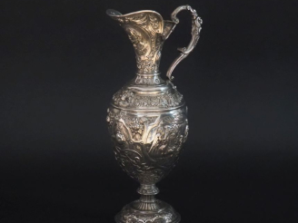 Vente aux enchères Aiguière de style Louis XIV en argent, à décor au repoussé de personna