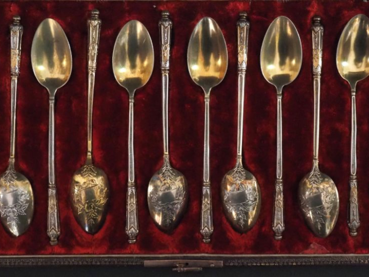 Suite de douze cuillères à café en argent et argent doré.  Le dos du c