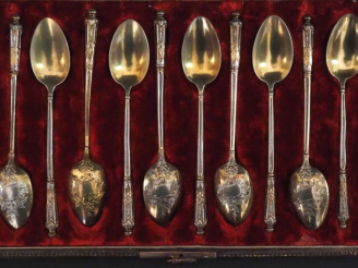 Vente aux enchères Suite de douze cuillères à café en argent et argent doré.  Le dos du c