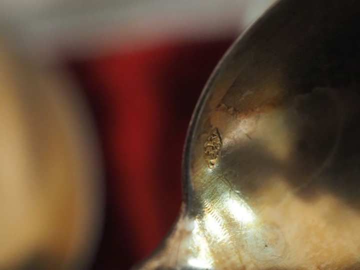 Suite de douze cuillères à café en argent et argent doré.  Le dos du c