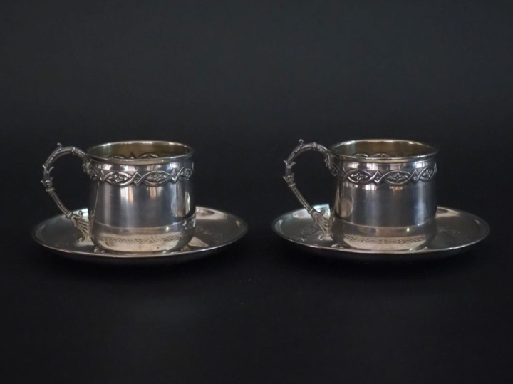 Paire de tasses et leur sous-tasses de style Louis XVI en argent 925, 