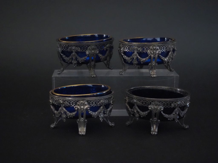 Suite de quatre salerons de style Louis XVI en argent 925, poinçon Min