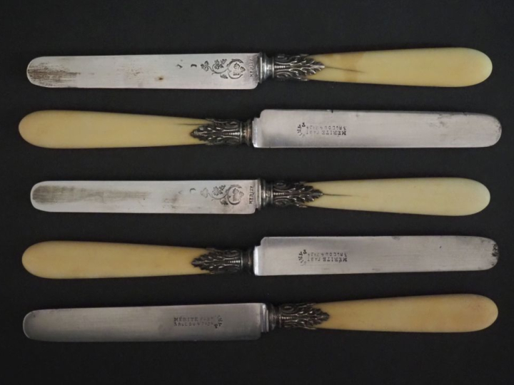 Suite de douze petits couteaux lame argent 925, poinçon Minerve, manch