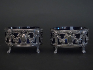 Vente aux enchères Paire de salerons de style Louis XVI en argent 925, poinçon Minerve, à