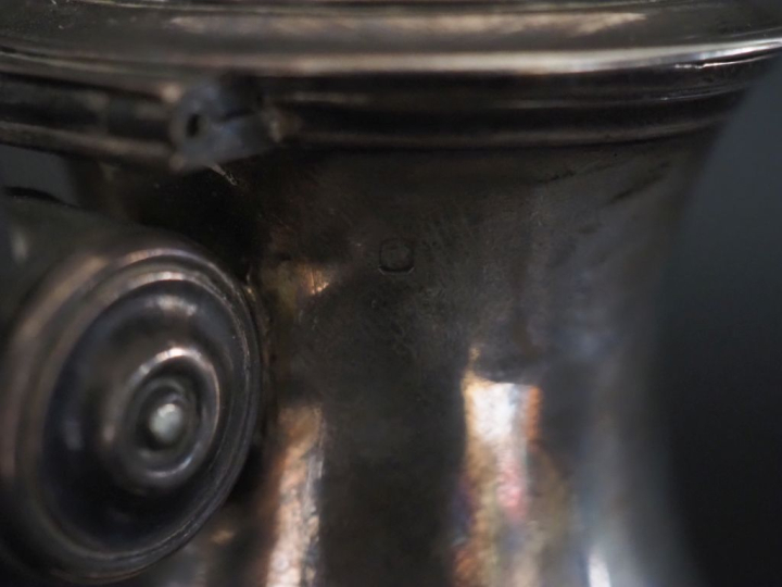 Verseuse sur piédouche en argent lisse 925, poinçon Minerve.  Prise du