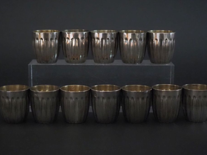 Suite de douze verres à liqueur de style Art déco en argent et argent 