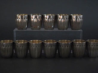Vente aux enchères Suite de douze verres à liqueur de style Art déco en argent et argent 