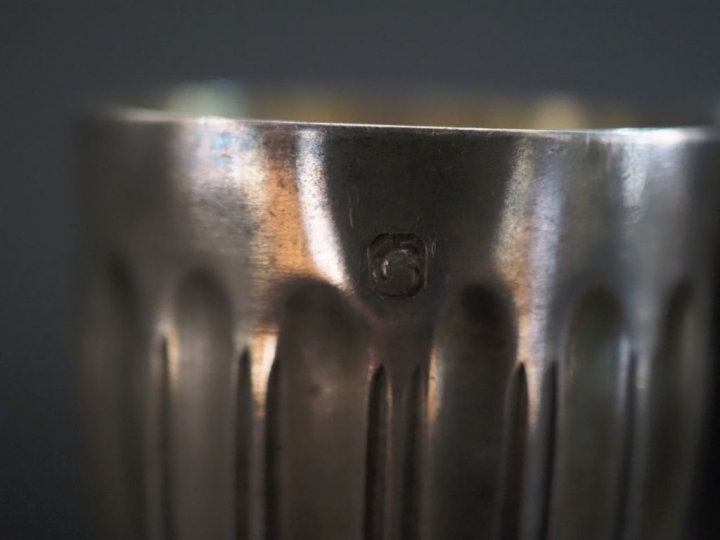 Suite de douze verres à liqueur de style Art déco en argent et argent 