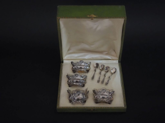 Vente aux enchères Suite de quatre salerons de style Art Nouveau en argent 925, poinçon M