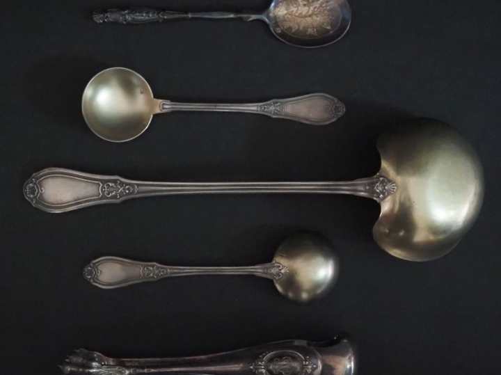 Ensemble comprenant une louche à crème et deux cuillères à crème en ar