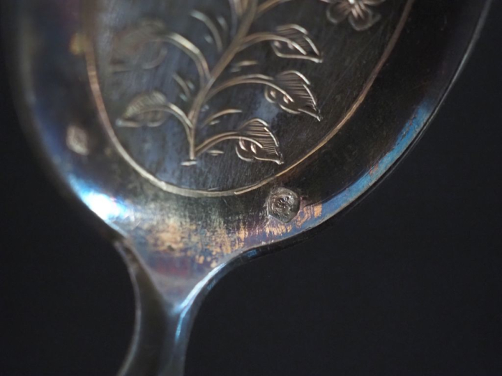 Ensemble comprenant une louche à crème et deux cuillères à crème en ar