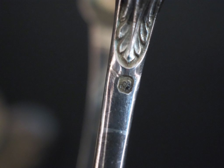 Ensemble comprenant une louche à crème et deux cuillères à crème en ar