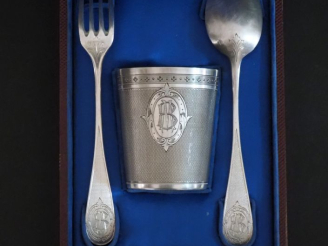 Vente aux enchères Nécessaire de naissance de style Louis XVI en argent 925, poinçon Mine