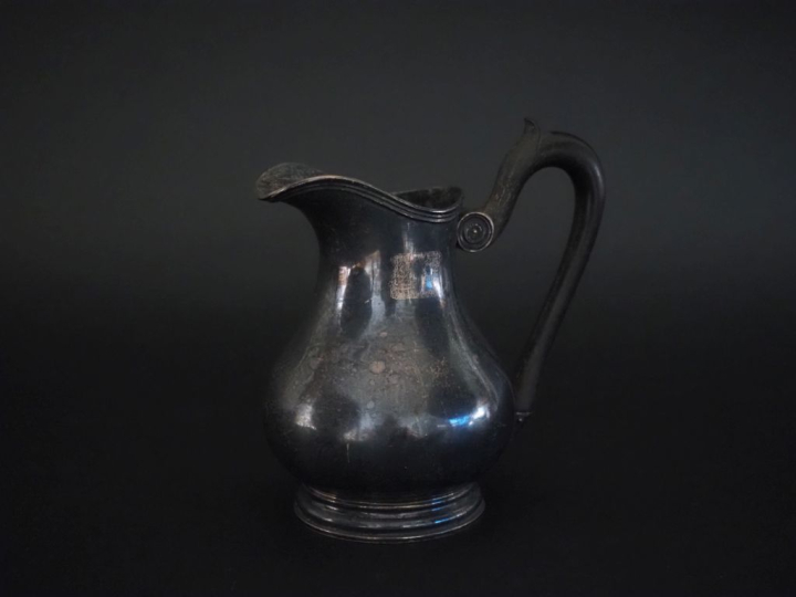 Pot à lait sur piédouche en argent lisse 925, poinçon Minerve. Anse en