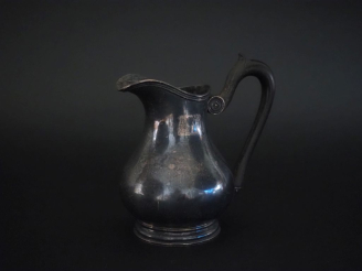 Vente aux enchères Pot à lait sur piédouche en argent lisse 925, poinçon Minerve. Anse en