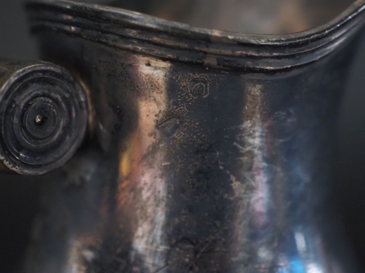 Pot à lait sur piédouche en argent lisse 925, poinçon Minerve. Anse en