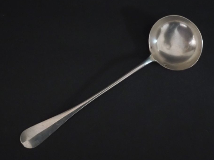 Louche en argent 925, poinçon Minerve, modèle à filet.  Monogrammée. L