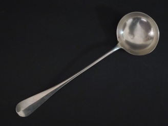 Vente aux enchères Louche en argent 925, poinçon Minerve, modèle à filet.  Monogrammée. L