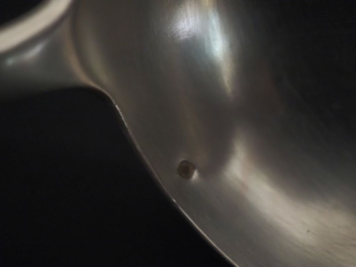 Louche en argent 925, poinçon Minerve, modèle à filet.  Monogrammée. L