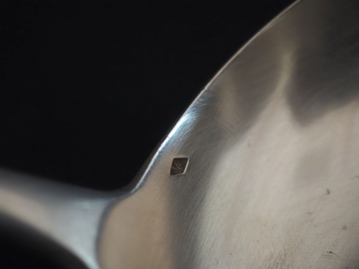 Louche en argent 925, poinçon Minerve, modèle à filet.  Monogrammée. L