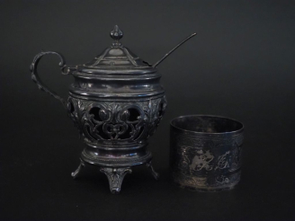 Vente aux enchères Ensemble comprenant :  - un moutardier de style Louis XV en argent 925