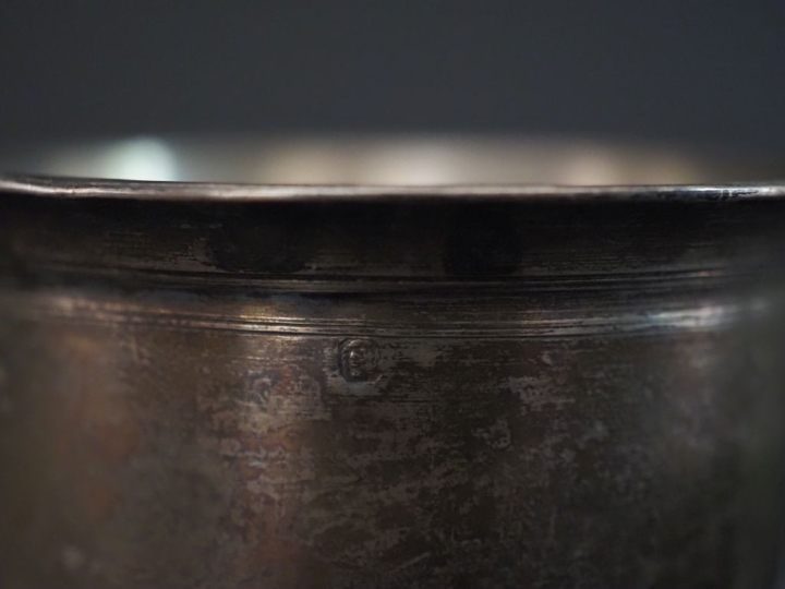 Ensemble comprenant :  - une timbale à fond plat de forme légèrement é