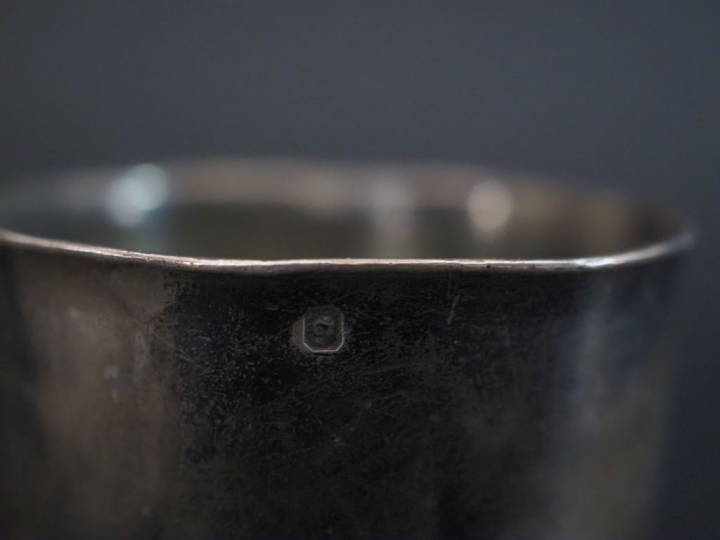 Ensemble comprenant :  - une timbale à fond plat de forme légèrement é