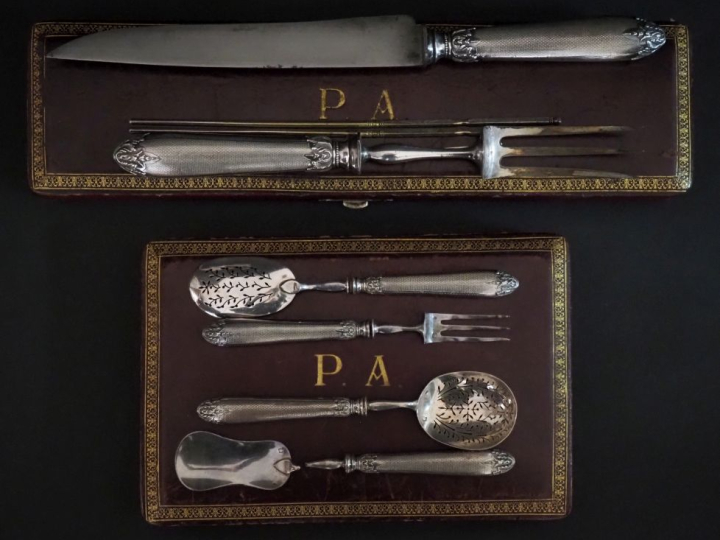 Nécessaire à douceurs quatre pièces de style Louis XVI en argent et ar