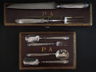 Vente aux enchères Nécessaire à douceurs quatre pièces de style Louis XVI en argent et ar