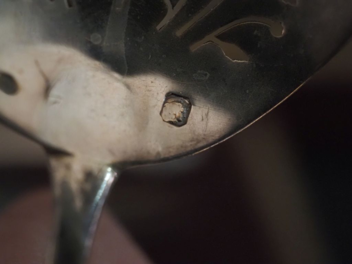 Nécessaire à douceurs quatre pièces de style Louis XVI en argent et ar