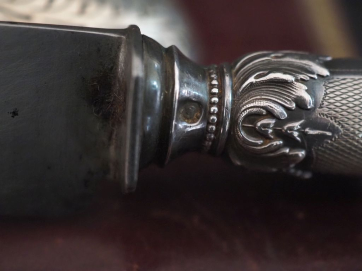 Nécessaire à douceurs quatre pièces de style Louis XVI en argent et ar