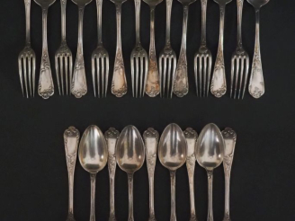 Vente aux enchères Suite de quatre couverts et deux fourchettes à entremets de style Loui