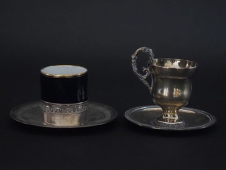 Vente aux enchères Tasse en porcelaine de Limoges avec sa monture et sa sous-tasse de sty