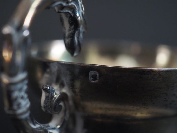 Tasse en porcelaine de Limoges avec sa monture et sa sous-tasse de sty