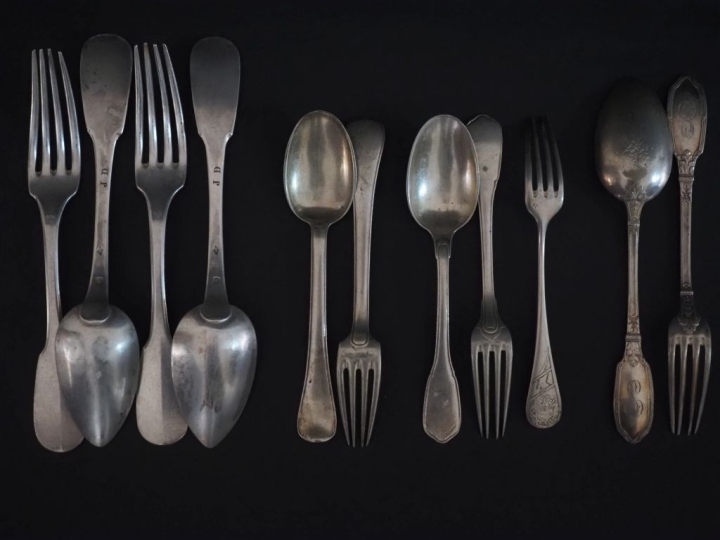 Ensemble comprenant :  - deux grands couverts en argent 925, poinçon M