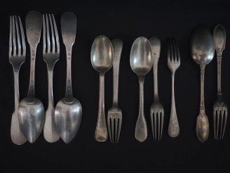 Vente aux enchères Ensemble comprenant :  - deux grands couverts en argent 925, poinçon M