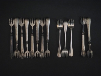 Vente aux enchères Suite de huit fourchettes à huitre en argent et argent fourré 925, poi
