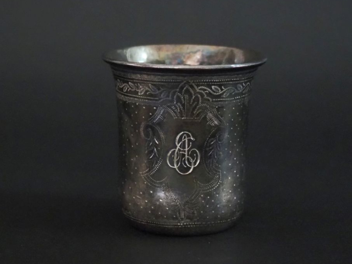 Timbale de forme évasée à fond plat en argent, à décor de cartouche mo