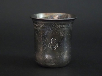 Vente aux enchères Timbale de forme évasée à fond plat en argent, à décor de cartouche mo