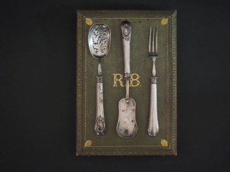 Vente aux enchères Service à douceurs trois pièces de style Louis XVI en argent et argent