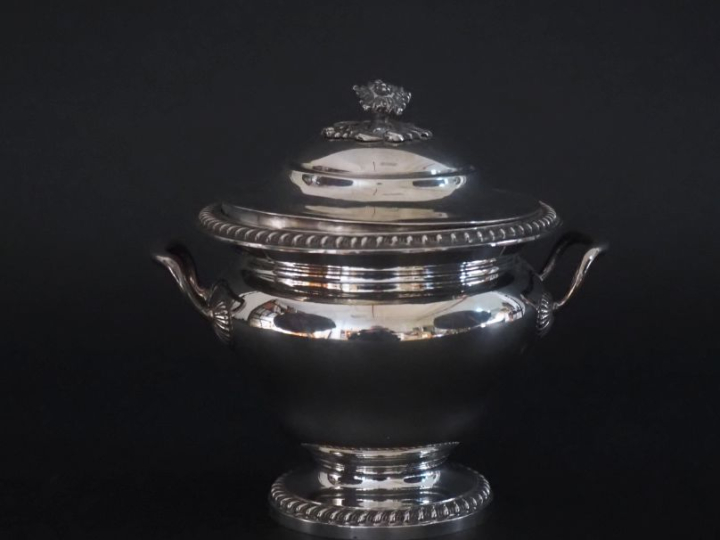 Sucrier en argent 925, poinçon Minerve, à décor de frises de godrons. 