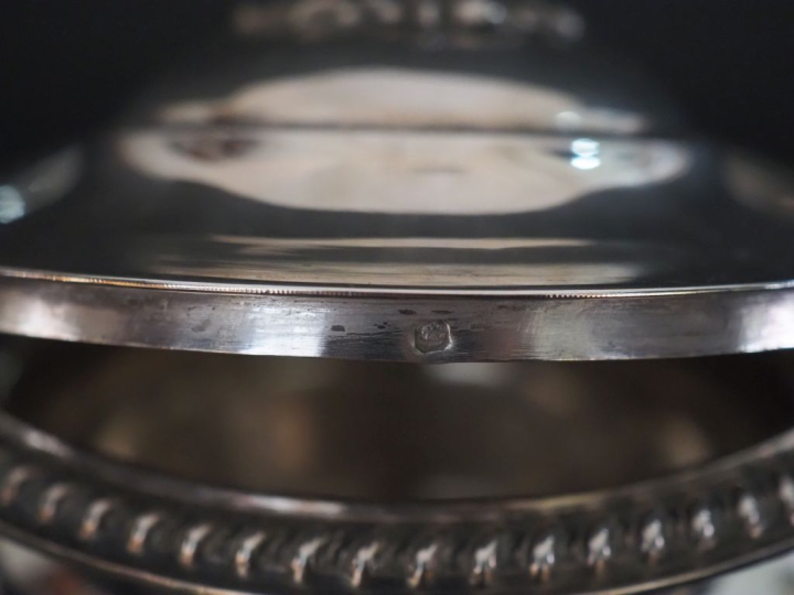 Sucrier en argent 925, poinçon Minerve, à décor de frises de godrons. 